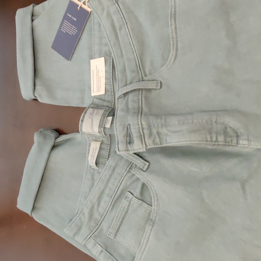 Universal thread, size 16/33R, green ankle jeans
